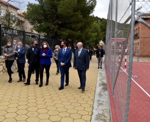 Autoridades y equipo docente del CEIP Alcalde Galindo de Chinchilla caminan por el patio del Centro