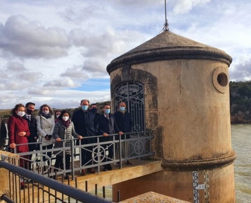 Cabañero y Darias junto al resto de represetnantes publicos en el Pantano de Almansa