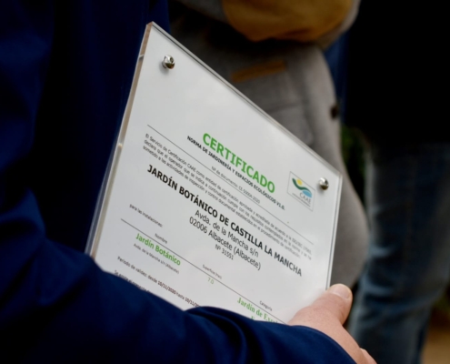Imagen de la placa acreditativa del 'Certificado de Excelencia Ecológica' para el Jardín Botánico de CLM