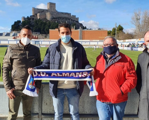 El diputado provincial de Deportes, Dani Sancha, en el Estadio Paco Simón de Almansa junto al concejal de deportes de Almansa, Mateo Torres, y ot ...