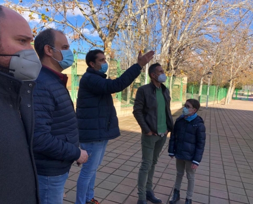 El diputado provincial de Deportes, Dani Sancha, junto al concejal de deportes, Mateo Torres, y otros representantes municipales de Almansa