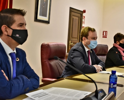 El presidente de la Diputación, Santi Cabañero durante la presentación de 'Legado cuchillero' junto al alcalde de Albacete, Vicente Casañ, y l ...