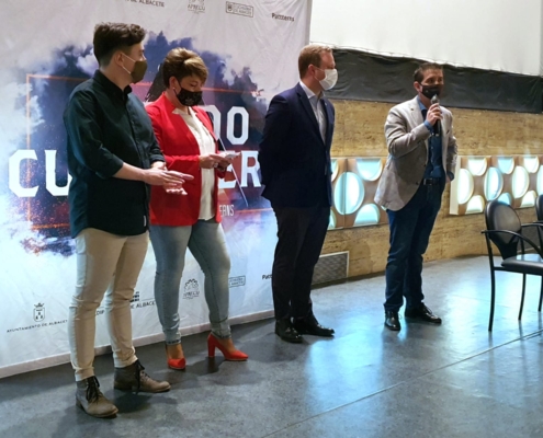 El presidente de la Diputación, Santiago Cabañero, durante su intervención en el estreno del documental 'Legado cuchillero'