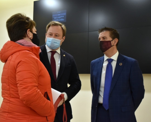 El presidente de la Diputación, durante la presentación de 'Legado cuchillero' junto al alcalde de Albacete y la presidenta de APRECU