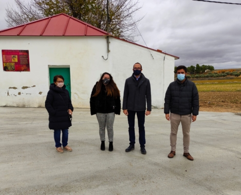 El vicepresidente de la Diputación, Fran Valera, visitando el arreglo en la calle El Pozo en Casas de Juan Núñez, junto a su alcalde, Juan Carl ...