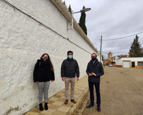 El vicepresidente de la Diputación, Fran Valera, visitando el cambio de iluminación en Casas de Juan Núñez, junto a su alcalde, Juan Carlos Gà...