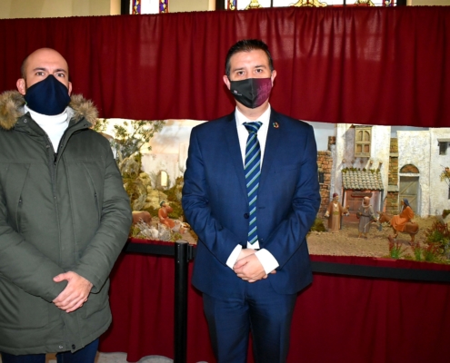 El presidente de la Diputación de Albacete, Santi Cabañero, junto al belenista encargado del montaje, Alejandro García Moreno