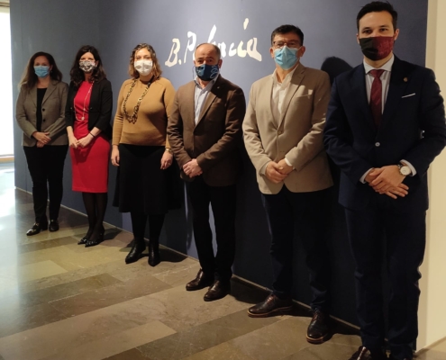 Foto de familia en la inauguración de la exposición 'Dibujos' de Benjamín Palencia con motivo del 40 aniversario de la muerte del artista