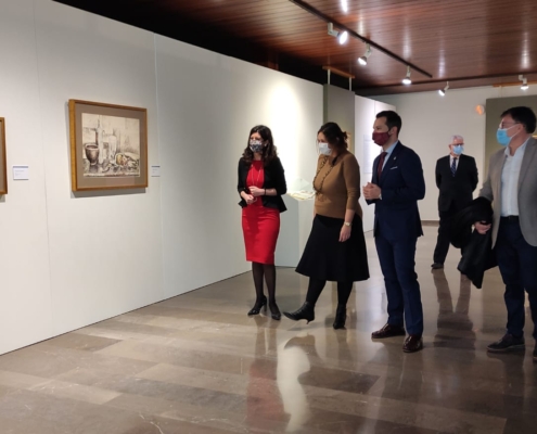 El diputado provincial de Cultura, Miguel Zamora, junto a otros representantes políticos, visitando la exposición 'Dibujos' de Benjamín Palenci ...