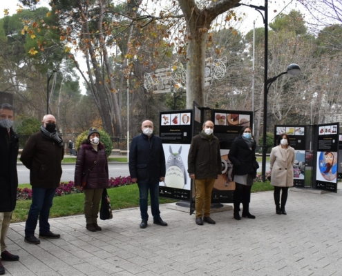 Foto de familia en la inauguración de la exposición de gran tamaño 'Paseo de los Artesanos'