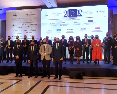 Foto de familia en los Premios San Juan de FEDA 2020, premiados y representantes institucionales