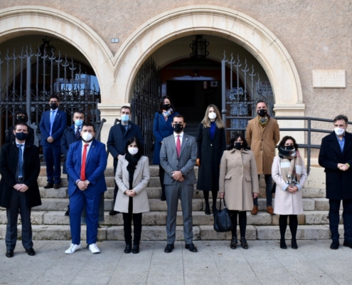 Foto de familia de ministra Darias, el Equipo de Gobierno de La Roda, el presidente de la Diputación, el delegado del Gobierno en CLM y el subdel ...