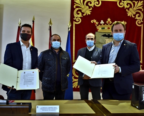 Foto de familia tras la firma del acuerdo entre la Diputación y el Consorcio del MCA para incluir exposiciones itinerantes