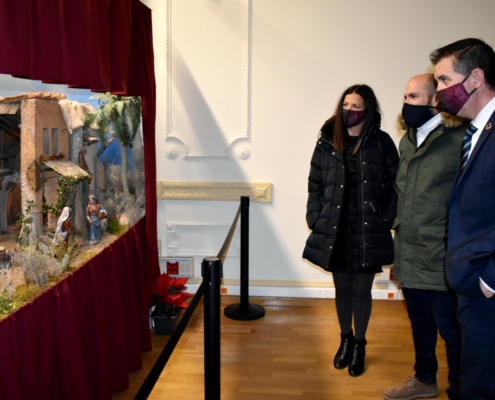 El presidente de la Diputación y la diputada de Turismo, viendo el Belén de Diputación de 2020 junto al encargado del montaje