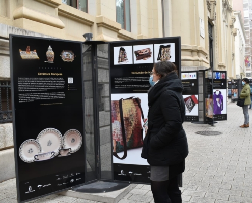 La diputada provincial de Atención Ciudadana viendo la muestra expositiva de gran tamaño 'Paseo de los artesanos'