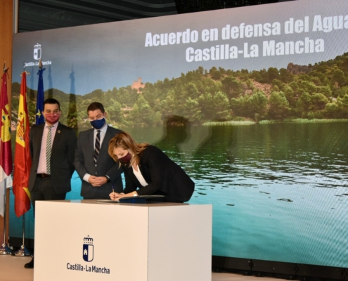 La vicepresidenta de la Diputación Provincial de Albacete, Amparo Torres, firmando, en nombre del ITAP, el Acuerdo en defensa del agua de Castill ...