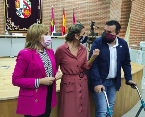 Los vicepresidentes de la Diputación, Juanra Amores y Amparo Torres, conversan animadamente con la ministra de Trabajo y Economía Social, Yoland ...