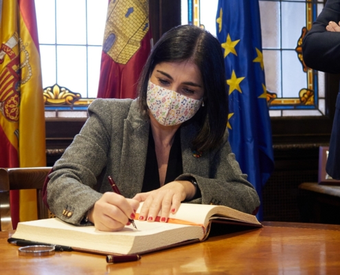 Ministra Carolina Darias firma en el Libro de Honor de la Diputacion de Albacete