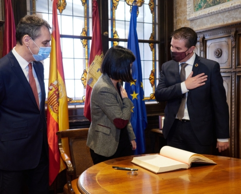 Ministra Carolina Darias saluda a Santi Cabanero tras firmar en el Libro de Honor de la Diputacion de Albacete