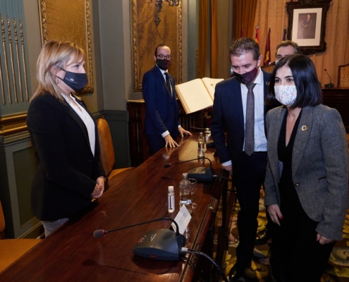 Ministra Carolina Darias saluda a la vicepresidenta Amparo Torres