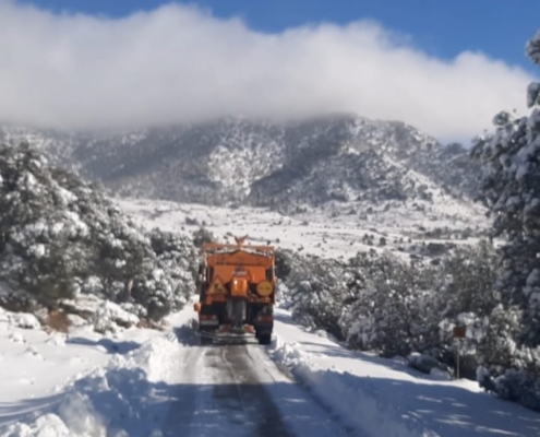 Quitanieves de Diputación trabajando para limpiar las carreteras provinciales en la zona de Nerpio