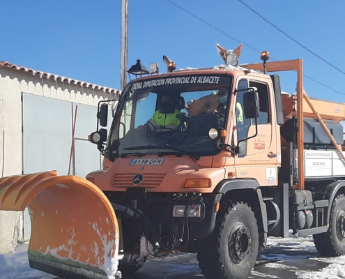 Quitanieves de Diputación trabajando para limpiar las carreteras provinciales después de la nevada