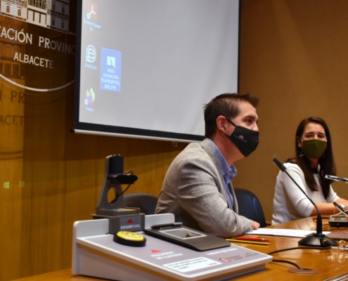 El presidente de la Diputación de Albacete y la jefa Provincial de Tráfico durante la presentación del convenio suscrito entre ambas entidades