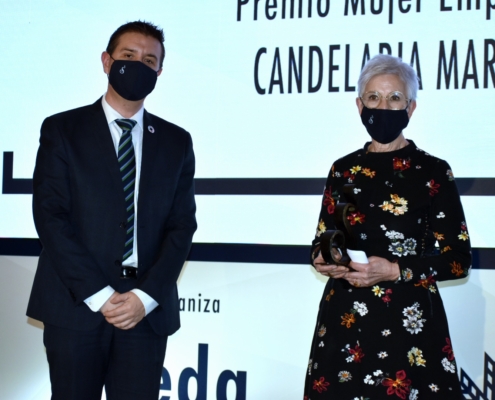 El presidente de la Diputación entrega el galardón a la Mujer Empresaria 2020 de los Premios San Juan: Candelaria Martínez