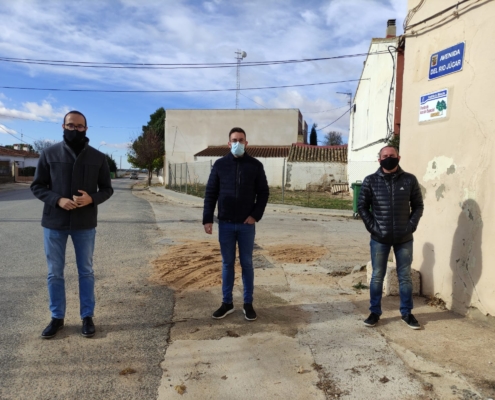 El vicepresidente de la Diputación Provincial, Fran Valera, junto al alcalde y al teniente de alcalde de Motilleja, Antonio Armero Gómez, y Luis ...