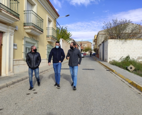 El vicepresidente, Fran Valera, junto al alcalde y al teniente de alcalde de Motilleja, Antonio Armero Gómez, y Luis Sáez Tejas, en una de las c ...