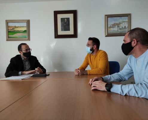 El vicepresidente de la Diputación Provincial, Fran Valera, junto al alcalde y al teniente de alcalde de Motilleja, Antonio Armero Gómez, y Luis ...