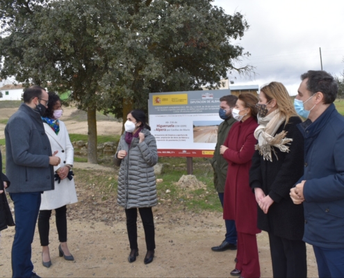 El presidente de la Diputación de Albacete, Santi Cabañero y la ministra de Política Territorial y Función Pública, Carolina Darias junto al  ...