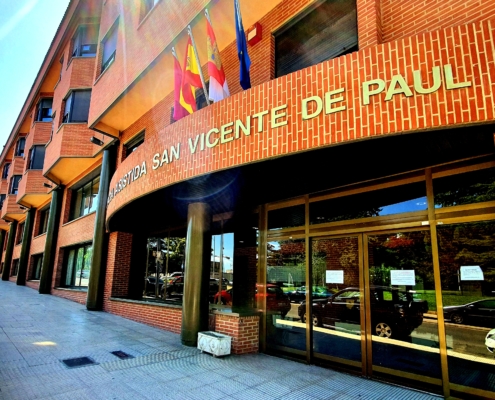 Acceso principal a Residencia de Mayores San Vicente de Paúl, titularidad de la Diputación de Albacete