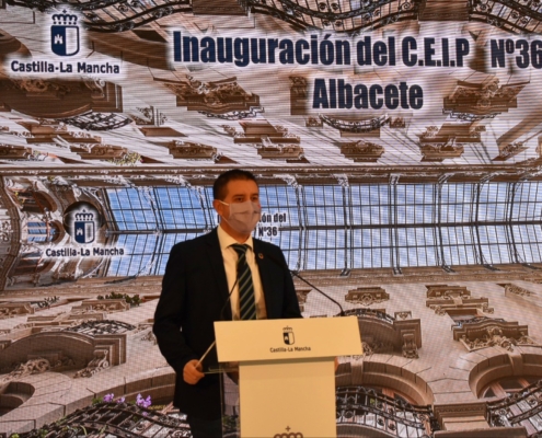 El presidente de la Diputación, Santi Cabañero, durante su intervención en la inauguración del CEIP Nº36 de la capital