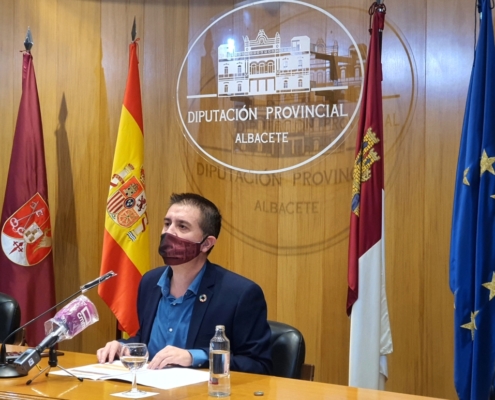 El presidente de la Diputación de Albacete, Santi Cabañero, durante una rueda de prensa en el Salón de Actos de la Casa Provincial en una foto  ...