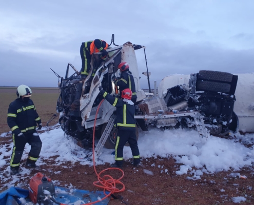 Imagen intervención del SEPEI en accidente de camión en km 52 de la A-31