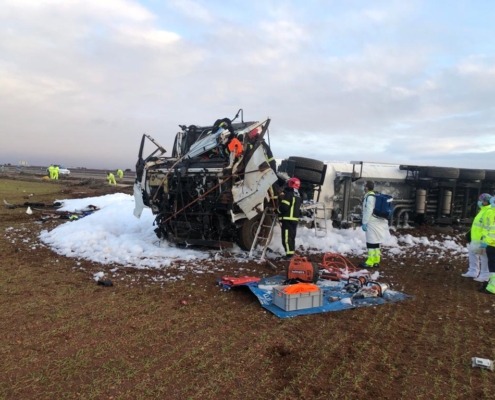 Imagen intervención del SEPEI en accidente de camión en km 52 de la A-31