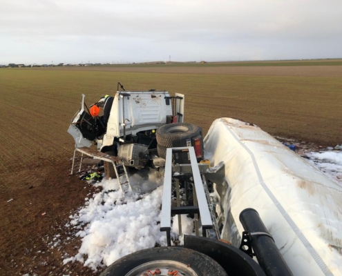 Imagen intervención del SEPEI en accidente de camión en km 52 de la A-31