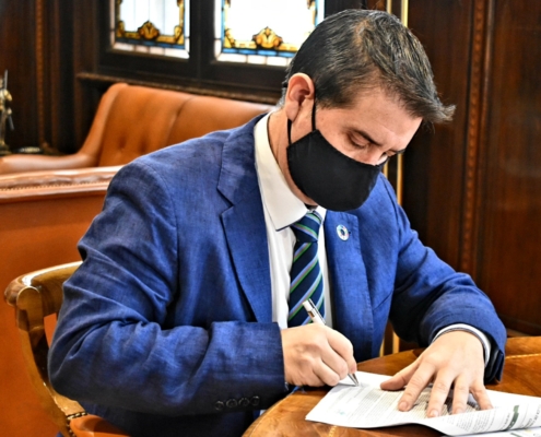 Imagen del presidente de la Diputación de Albacete, Santi Cabañero, firmando en su despacho del Palacio Provincial