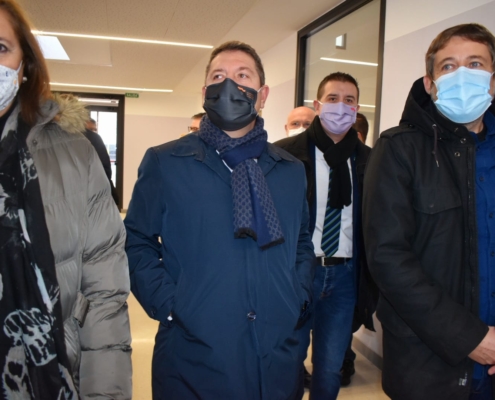 Los responsables políticos durante el recorrido de visita del centro