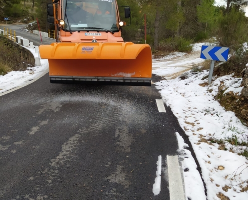 Una de las máquinas quitanieves de la Diputación trabajando en las carreteras provinciales