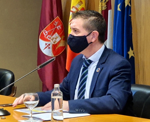 Imagen del presidente de la Diputación de Albacete en el Salón de Actos de la institución, con las banderas de fondo