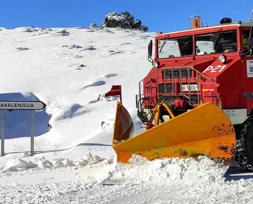 Máquinas quitanieves del Parque Móvil de la Diputación intervienen en distintas carreteras provinciales durante el primer fin de semana de ener ...