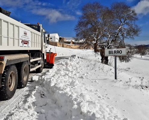 Máquinas quitanieves del Parque Móvil de la Diputación intervienen en distintas carreteras provinciales durante el primer fin de semana de ener ...