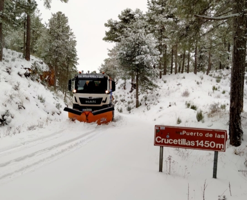 Máquinas quitanieves del Parque Móvil de la Diputación intervienen en distintas carreteras provinciales durante el primer fin de semana de ener ...