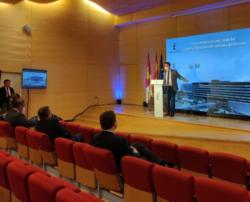 Santiago Cabañero durante su intervención en el acto de presentación de la ampliación del CHUA