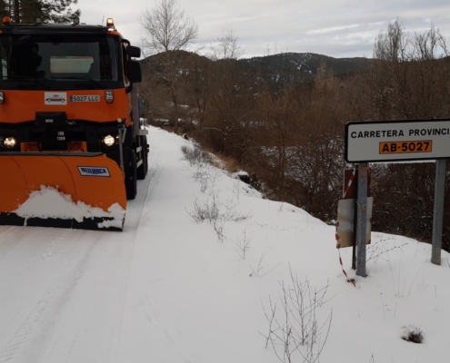 Una de las máquinas quitanieves de la Diputación, en la carreteras provinciale AB-5027