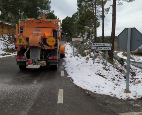 Una de las máquinas quitanieves de la Diputación durante una mañana de trabajo en las carreteras de la provincia de Albacete