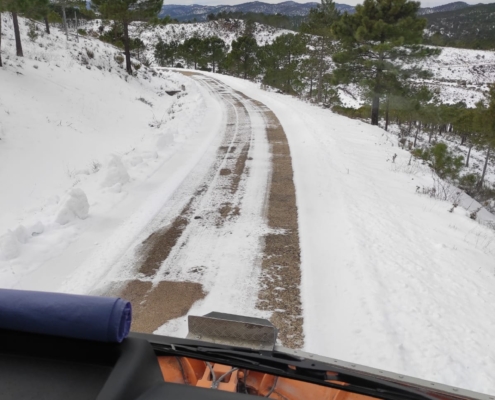 Una de las máquinas quitanieves de la Diputación durante una mañana de trabajo en las carreteras