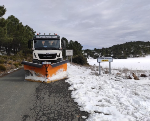 Una de las máquinas quitanieves de la Diputación durante una mañana de trabajo en la AB-5023